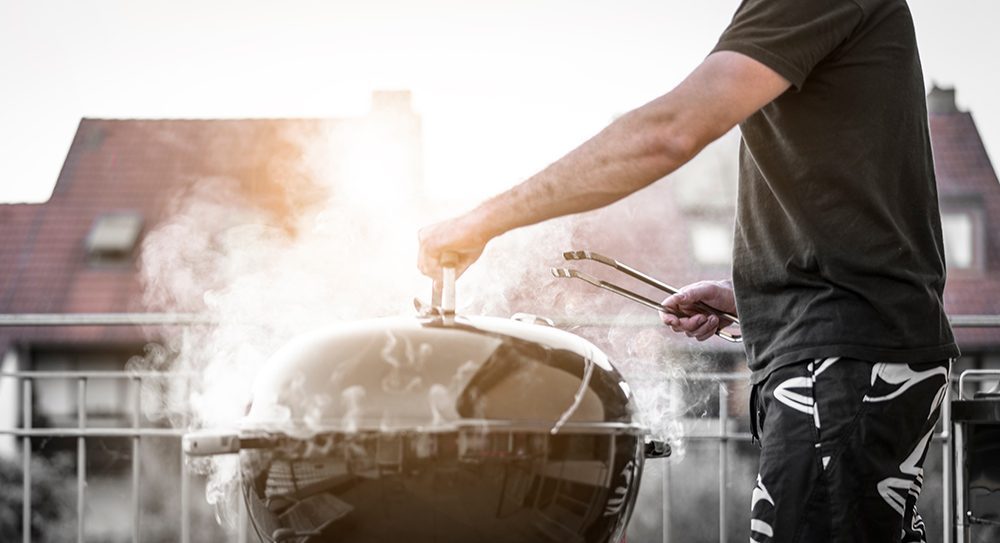 Grill na balkonie — czy grillowanie jest zgodne z prawem